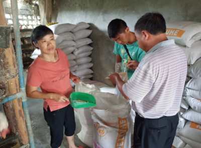 貴定縣開(kāi)展養(yǎng)殖環(huán)節(jié)重大風(fēng)險(xiǎn)排查及飼料抽檢工作，保障畜牧漁業(yè)飼料銷(xiāo)售安全